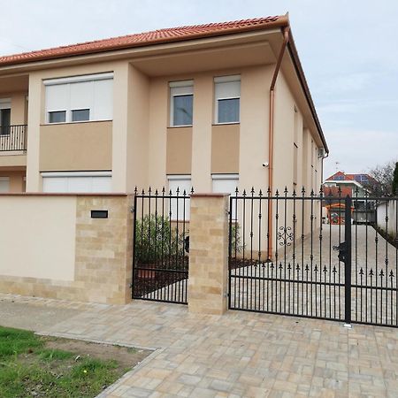 Imola Es Andrea Apartmanhaz 3 ไฮจ์ดุสโซบอสโล ภายนอก รูปภาพ