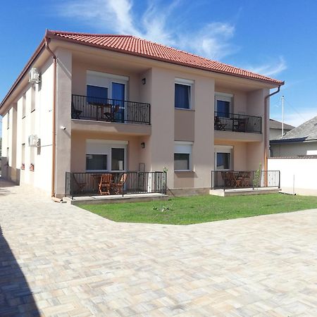 Imola Es Andrea Apartmanhaz 3 ไฮจ์ดุสโซบอสโล ภายนอก รูปภาพ