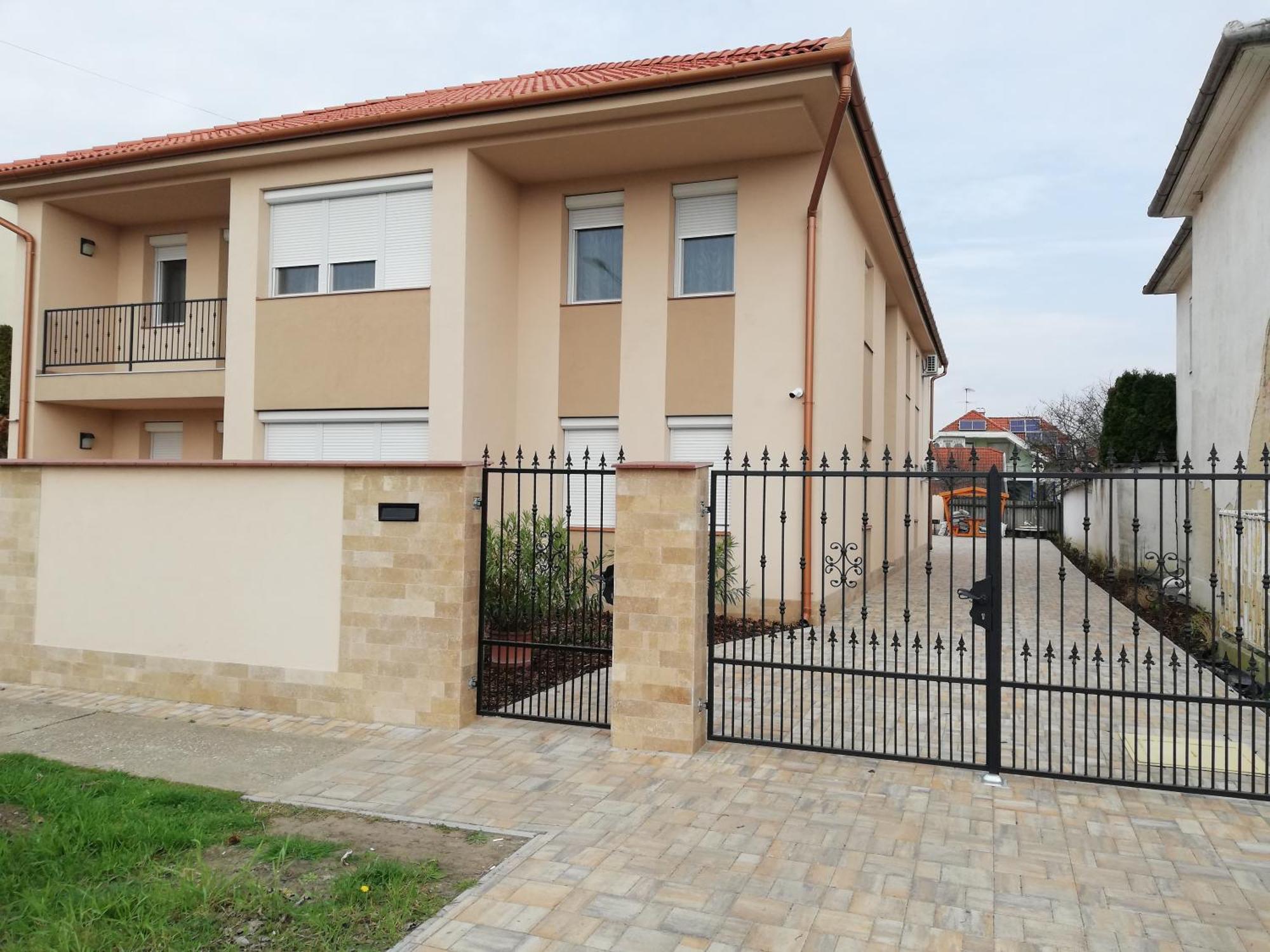 Imola Es Andrea Apartmanhaz 3 ไฮจ์ดุสโซบอสโล ภายนอก รูปภาพ