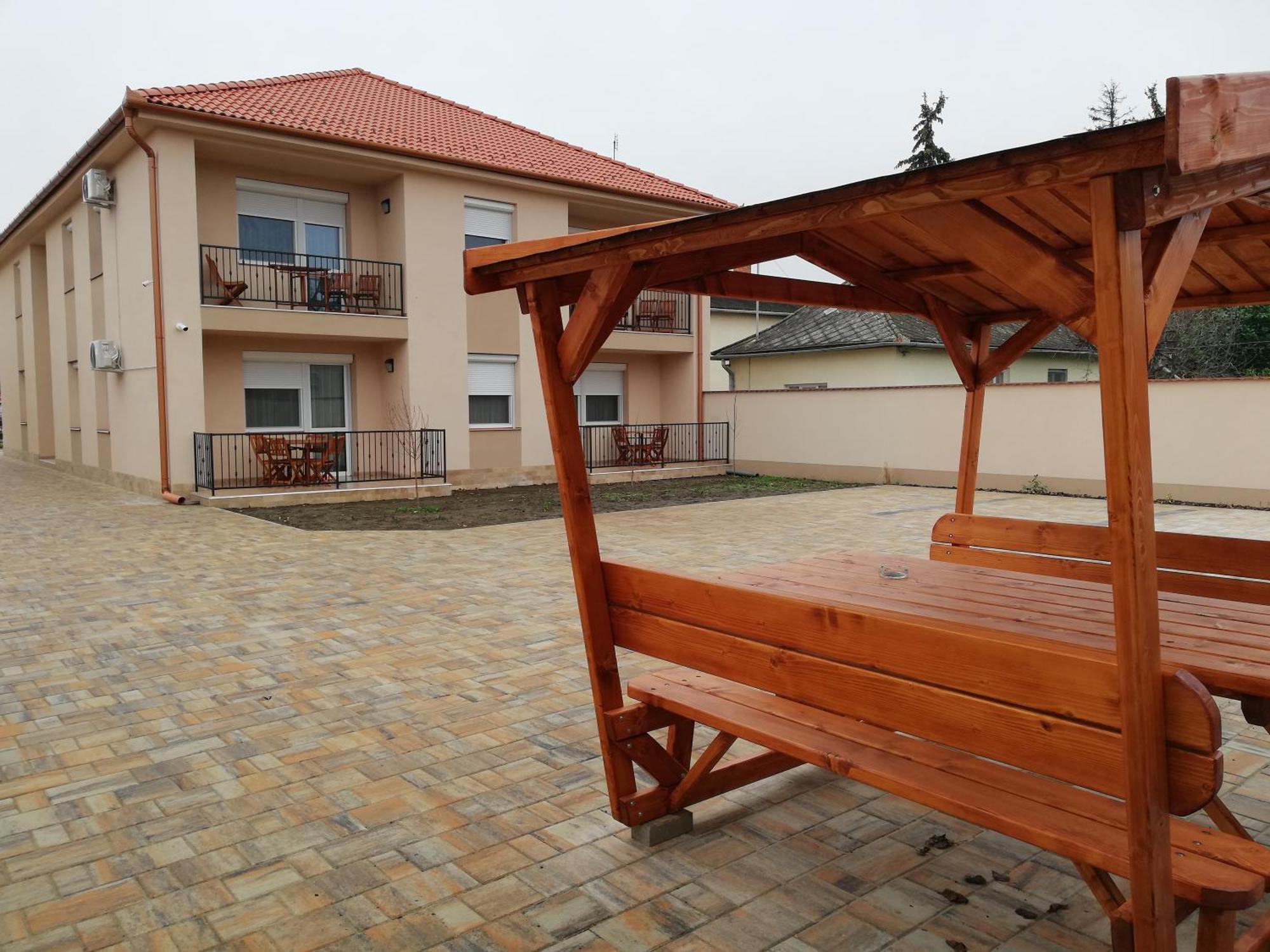 Imola Es Andrea Apartmanhaz 3 ไฮจ์ดุสโซบอสโล ภายนอก รูปภาพ