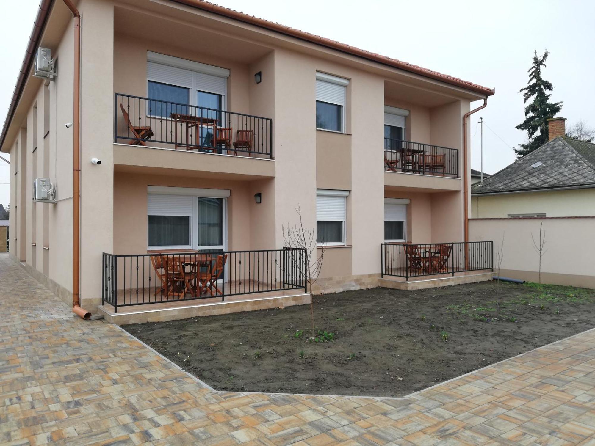 Imola Es Andrea Apartmanhaz 3 ไฮจ์ดุสโซบอสโล ภายนอก รูปภาพ