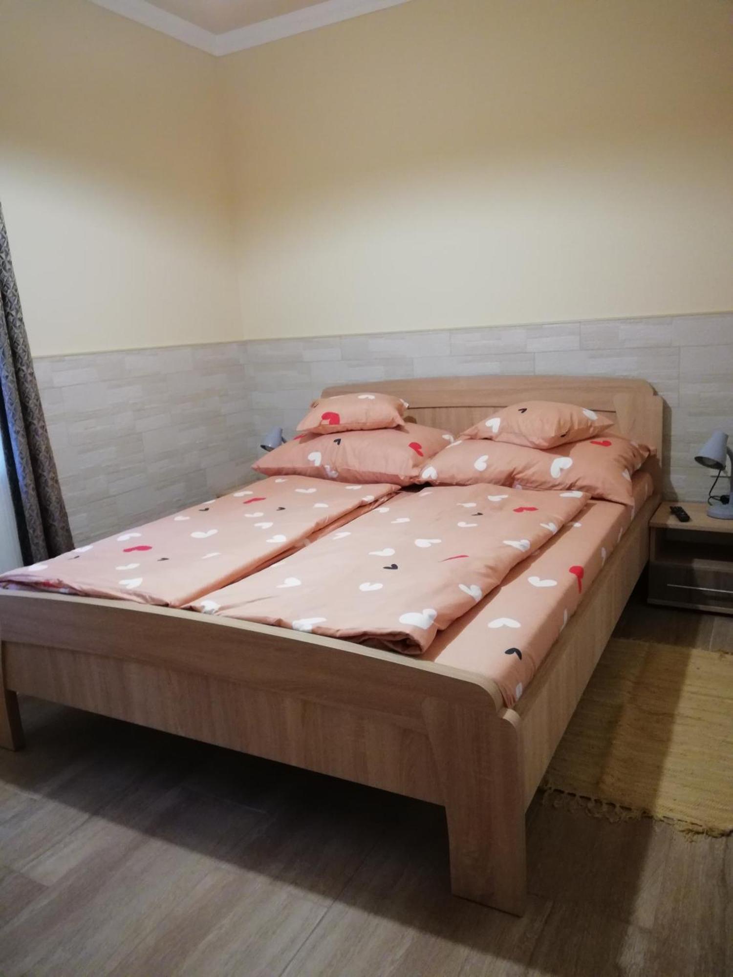 Imola Es Andrea Apartmanhaz 3 ไฮจ์ดุสโซบอสโล ภายนอก รูปภาพ