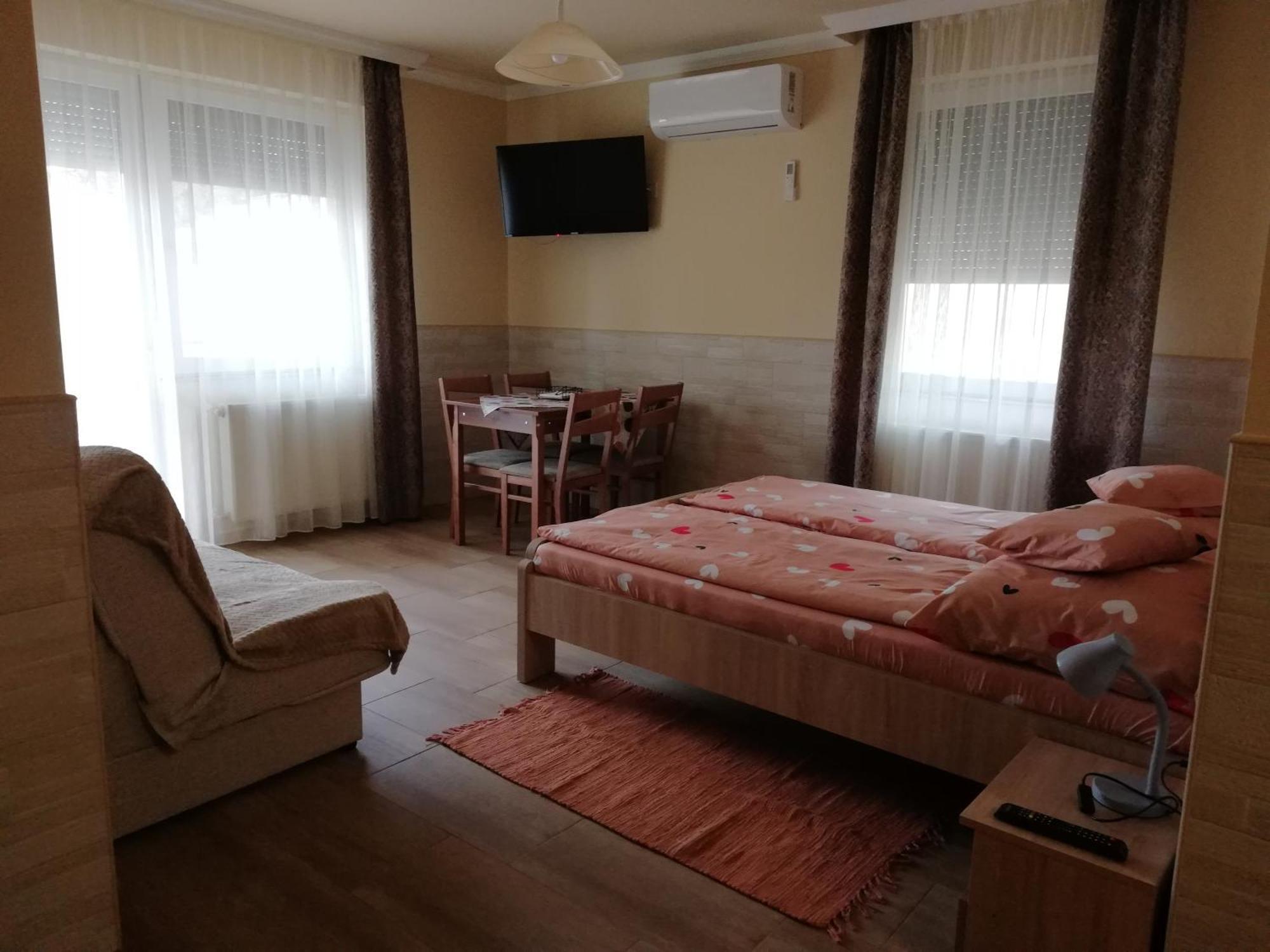 Imola Es Andrea Apartmanhaz 3 ไฮจ์ดุสโซบอสโล ภายนอก รูปภาพ