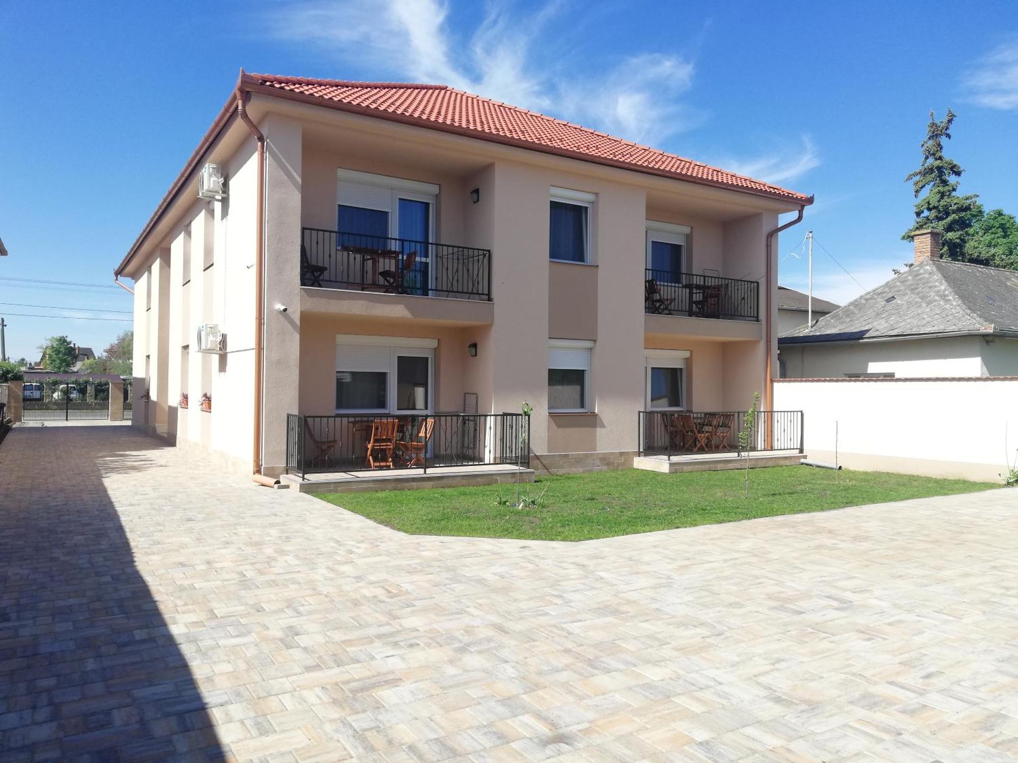 Imola Es Andrea Apartmanhaz 3 ไฮจ์ดุสโซบอสโล ภายนอก รูปภาพ